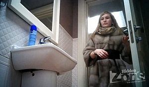 Блондинка в шубе засветила в туалете свою щель