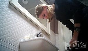 Светловолосая цыпа задрав платье писает в туалете