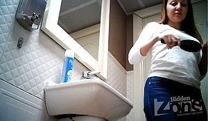 Женщина обнажила массивную попу в общественном туалете