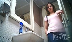 Приспустив колготки и трусики деваха отлила в туалете перед камерой