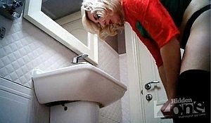 Блондинка зашла в туалет отлить и спалила свою писечку