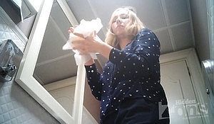 Девка с голой жопой попалась на скрытую камеру в общественном туалете