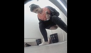 Девка присела пописать в туалете не заметив спрятанную камеру