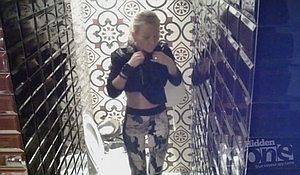 Блондинка в туалете не заметила две скрытые камеры