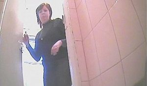 Бабы писают в туалете общего пользования