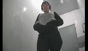 Взрослая брюнетка с большой попой спалилась писая в туалете