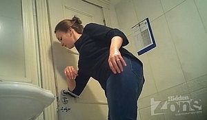 Баба пустила струю из волосатой письки в общественном туалете