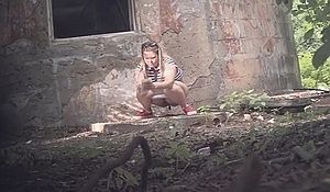 Засняли как пухлая девка какает на улице