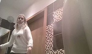 Подсмотрели за писающей блондинкой в туалете общего пользования
