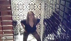 Зашла отлить в туалет клуба и попалась на скрытую камеру
