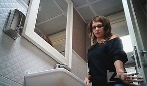 Зашла в туалет по нужде и спалилась перед камерой