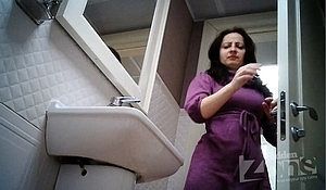 Женщину в годах засняли в туалете на видео
