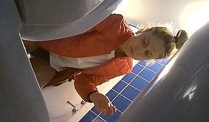 Раздвинула булки и пописала в уборной перед камерой