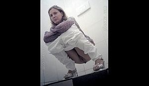 Подглядывают в туалете за какающей женщиной