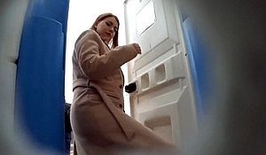 Подглядывание в уличном туалете за писающей женщиной