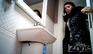 За девушкой подсматривают во время писса в туалете