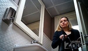 Толстозадая женщина засветила в туалете песду