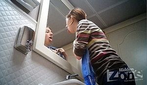 Подглядывают в туалете за ничего не подозревающей девушкой