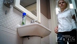 Подглядывают в сортире за писающей девушкой