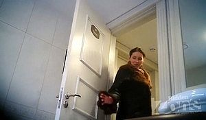 Девушки справляют нужду в сортире