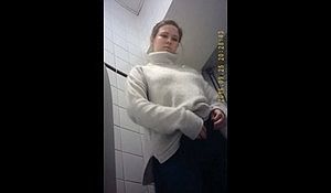 Девушки не замечают в туалете спрятанную камеру