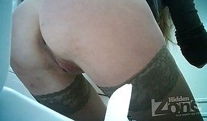 Блондинка в чулочках писает в туалете