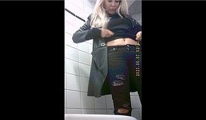 Блондинка ссыт стоя над унитазом