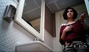 Засняли в туалете писю молодой женщины