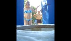 Женщина писает в туалетной кабинке на пляже