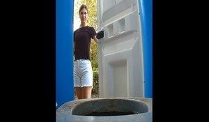 В пляжном туалете писает молодая девушка