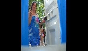 Брюнетка зашла пописать в туалет на пляже