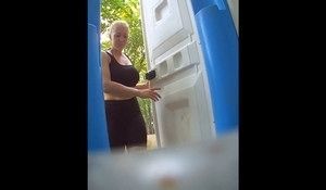 Девушка с красивой попой писает в биотуалете