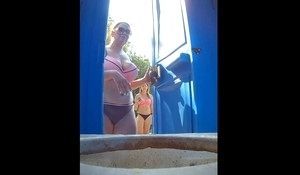 Толстушка зашла поссать в пляжный туалет