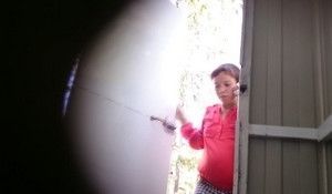 Писающих женщин снимают в туалете парка