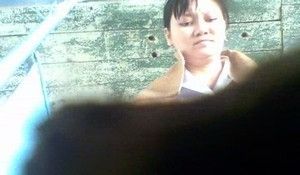 Казашку и ее волосатую киску засняли писающей в туалете