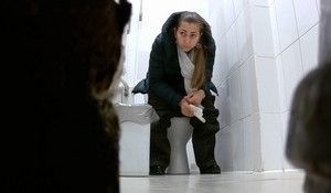 Скрытое подглядывание в туалете за женщиной справляющей нужду