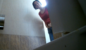 Зрелую брюнетку подловили в туалете когда та зашла пописать