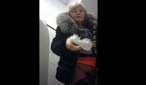 Поставили в сортире камеру и снимают писающих баб