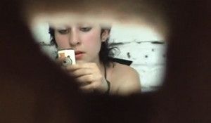 Подглядывают за писающими девушками в сортире