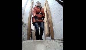 Подглядывание в туалете за писающей училкой и студенткой