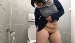 Полненькая брюнетка спустила в туалете трусы перед шпионской камерой