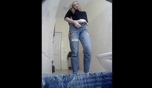 Снимают в туалете писающую девушку