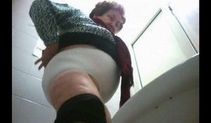 В туалете пансионата подглядывают за ссущими пенсионерками