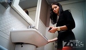 Как писает молодая брюнетка подсмотрели в общественном туалете