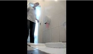 Девушка не думала что пока будет какать, за ней будут подсматривать