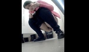 Студентка зашла в туалет и спустив трусы стала писать