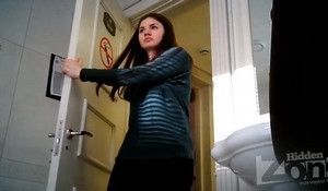 Брюнетка зашла в общественный туалет и выссалась не заметив за собой слежки