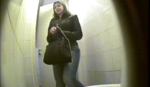 В туалете подсматривают и снимают девушку справляющую нужду