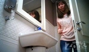 Девушка не догадывалась, что разделась в туалете перед скрытой камерой