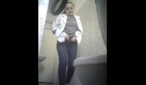 Медсестру засняли писающей в поликлинике